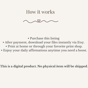 Puede incluir: Un anuncio de producto digital beige con el texto "How it works" en la parte superior. El texto describe los pasos para comprar, descargar e imprimir el producto digital. El anuncio indica que no se enviar&aacute; ning&uacute;n art&iacute;culo f&iacute;sico.
