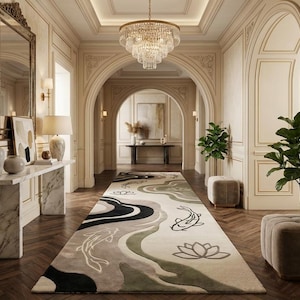 Puede incluir: Un elegante pasillo con una alfombra estampada con diseños de peces koi y flores de loto. Los colores de la alfombra incluyen negro, blanco y tonos de verde y gris. Las paredes son de color crema con molduras doradas y una lámpara de araña cuelga del techo.