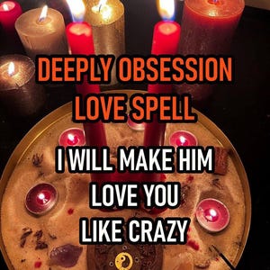 Op de afbeelding: Een spirituele opstelling met brandende rode en gouden kaarsen, met de tekst "DEEPLY OBSESSION LOVE SPELL" en "I WILL MAKE HIM LOVE YOU LIKE CRAZY". De scène omvat een gouden dienblad met zand, kristallen en kleine kaarsen.