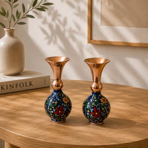 Handgjord persisk uppsättning av 2 kopparvaser, med handmålad miniatyrblommig orientalisk mönstrad målning. (H. 7,5 cm).