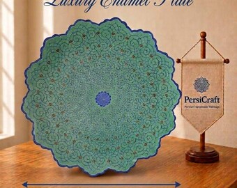 Plato decorativo persa Mina Kari de lujo hecho a mano / Obra de arte en esmalte verde / Arte persa tradicional / Marca Morteza Esmaili / Diámetro: 30 cm.