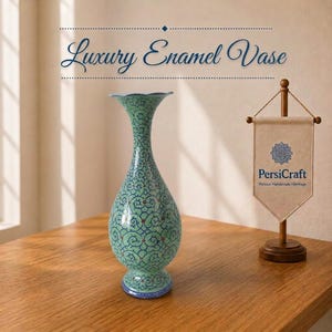 Könnte beinhalten: Eine hellgrüne Emaillevase mit ausgestelltem Rand und engem Hals, verziert mit einem dunkelblauen und roten Blumenmuster. Daneben steht ein kleines beiges Stoffbanner auf einem Holzständer mit dem Text Luxury Enamel Vase und PersiCraft.