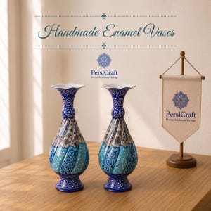 Könnte beinhalten: Zwei passende Emaille-Vasen mit komplizierten blauen, türkisfarbenen und weißen Blumenmustern und einem gewellten Rand. Der Text "Handmade Enamel Vases" und "PersiCraft Persian Handmade Heritage" ist über und neben den Vasen zu sehen.