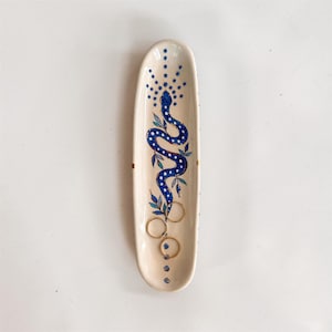 Bandeja de cerámica con forma de serpiente para joyas: plato azul místico hecho a mano