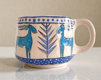Taza de cerámica con forma de ciervo: taza de café hecha a mano con detalles dorados, inspirada en la naturaleza.