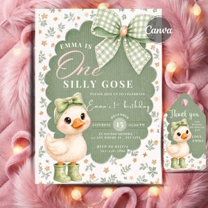 Könnte beinhalten: Ein verspieltes Set aus Einladung und Dankesetikett für den ersten Geburtstag. Die Einladung zeigt eine Entenküken-Illustration mit grüner Schleife und Stiefeln sowie den Text "Emma is One Silly Gose". Das Etikett lautet "Thank you" und "Love, Emma".