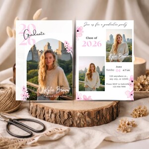 Op de afbeelding: Afstudeeraankondiging met een foto van een vrouw in een crèmekleurige trui. Het ontwerp bevat de tekst "Graduate", "Class of 2026" en evenementdetails. Roze bloemaccenten en een stadsgezichtachtergrond maken het ontwerp compleet.