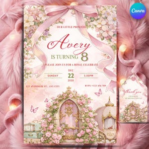 Op de afbeelding: Een roze en bloemrijke verjaardagsuitnodiging met de tekst "Avery wordt 8". De uitnodiging heeft een sprookjesthema met een koets, deur en vlinders. Een bijpassend bedanklabel is inbegrepen.