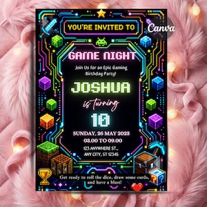 Può includere: Un biglietto d'invito rettangolare nero con grafica pixelata dai colori neon, inclusi cubi, una spada, un piccone e un trofeo. Il testo recita: YOU'RE INVITED TO GAME NIGHT, JOSHUA is turning 10, SUNDAY, 26 MAY 2023, 03.00 TO 09.00, 123 ANYWHERE ST.