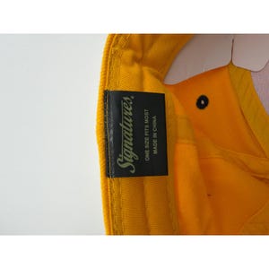 Gorra ajustable con el logo GT de los Georgia Tech Yellow Jackets en color dorado y azul marino. imagen 7