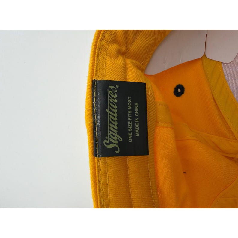 Gorra ajustable con el logo GT de los Georgia Tech Yellow Jackets en color dorado y azul marino. imagen 7