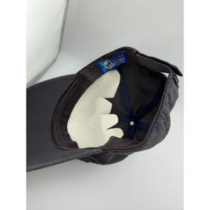 Cappello hawaiano con geco della Big Island, grigio e blu, con bandiera delle Hawaii. immagine 6