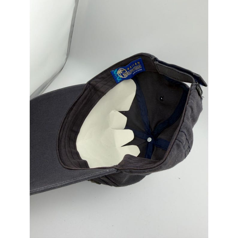 Cappello hawaiano con geco della Big Island, grigio e blu, con bandiera delle Hawaii. immagine 6