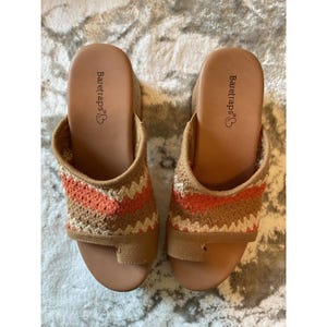 Baretraps Womens Coral White Crochet Wedge Thong Sandals Size 6M image 1