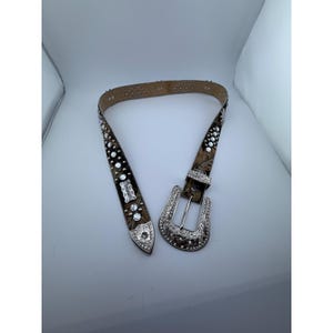 Pasek BHW Western Camo Hair on Hide ze srebrną klamrą i kryształkami, rozmiar M zdjęcie 1