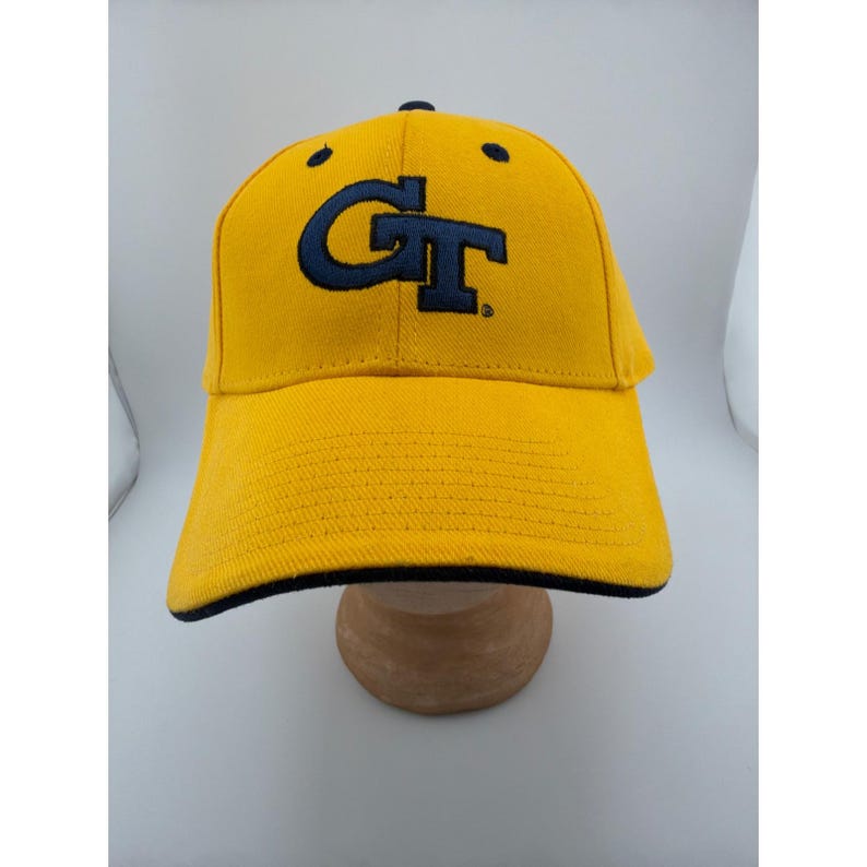 Gorra ajustable con el logo GT de los Georgia Tech Yellow Jackets en color dorado y azul marino. imagen 2