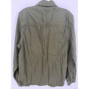 Camisa de manga larga con botones color verde oliva para hombre de Lucky Brand, talla pequeña. imagen 3