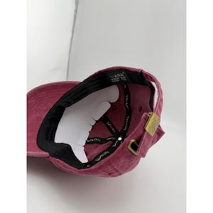 Gorra Waldeal Pickleball color granate lavada, bordada y ajustable. imagen 4