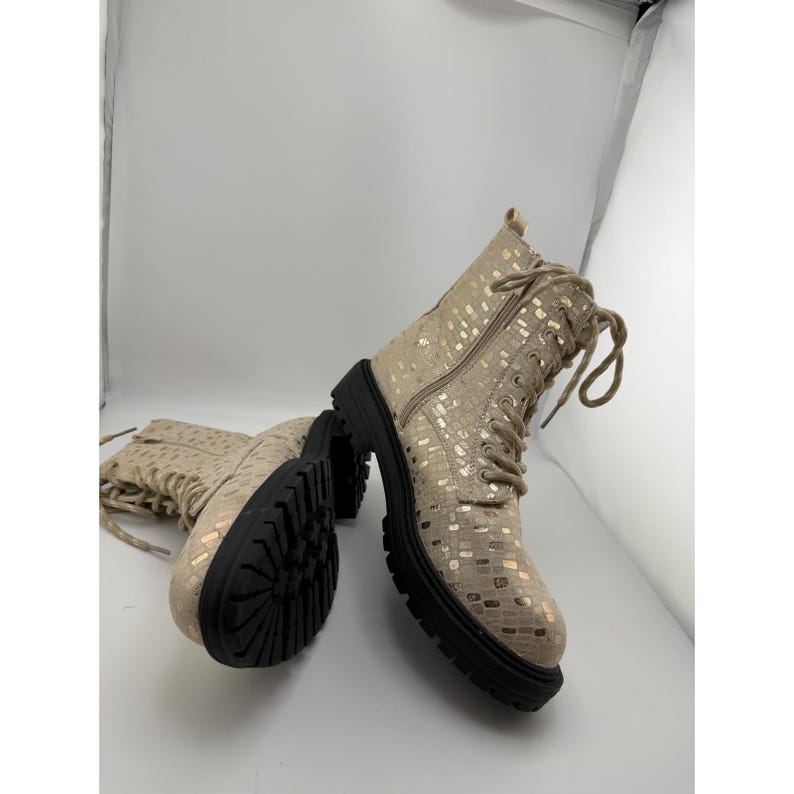 Stivali da combattimento da donna Tinstree, beige, oro metallizzato, con lacci e cerniera laterale, taglia 10. immagine 2
