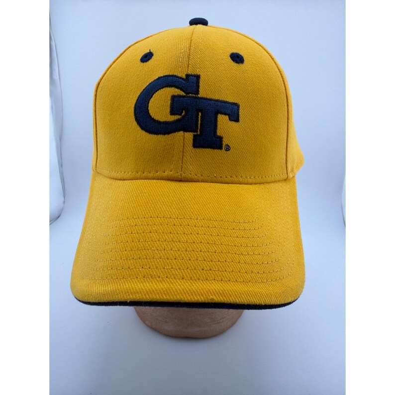 Gorra ajustable con el logo GT de los Georgia Tech Yellow Jackets en color dorado y azul marino. imagen 1