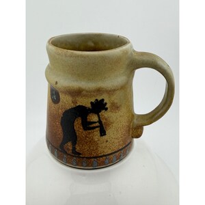 Taza de cerámica del estudio Kokopelli, de gres del suroeste, con diseño de flautista. imagen 9