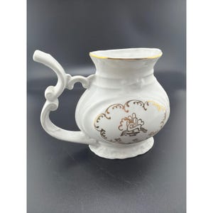 Taza de spa de porcelana blanca vintage con forma de bigote y boquilla con motivo de ciervo y filigrana dorada. imagen 1