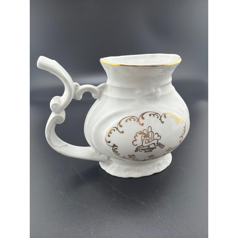 Taza de spa de porcelana blanca vintage con forma de bigote y boquilla con motivo de ciervo y filigrana dorada. imagen 1