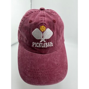 Gorra Waldeal Pickleball color granate lavada, bordada y ajustable. imagen 1