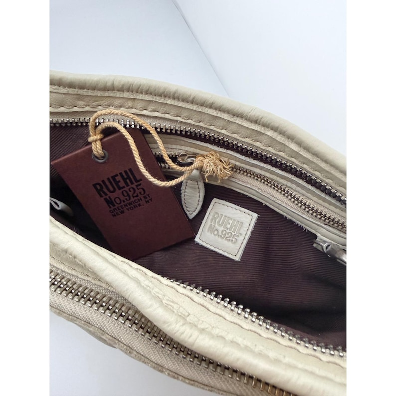 Ruehl Nr. 925 Greenwich St. Baguette-Schultertasche aus cremefarbenem Leder, Vintage-Stil der 2000er Jahre Bild 6
