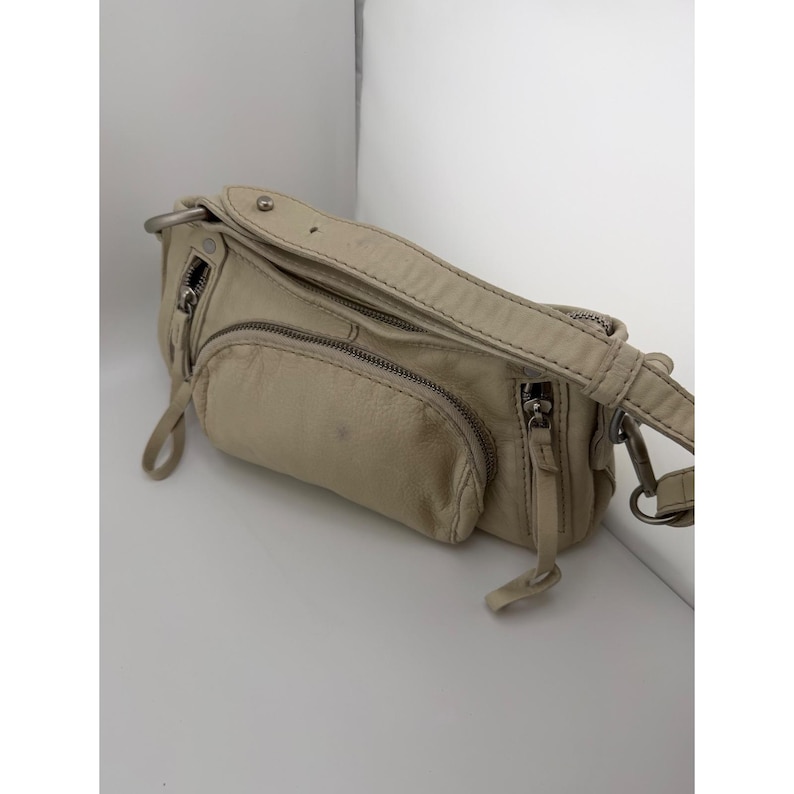 Ruehl Nr. 925 Greenwich St. Baguette-Schultertasche aus cremefarbenem Leder, Vintage-Stil der 2000er Jahre Bild 2