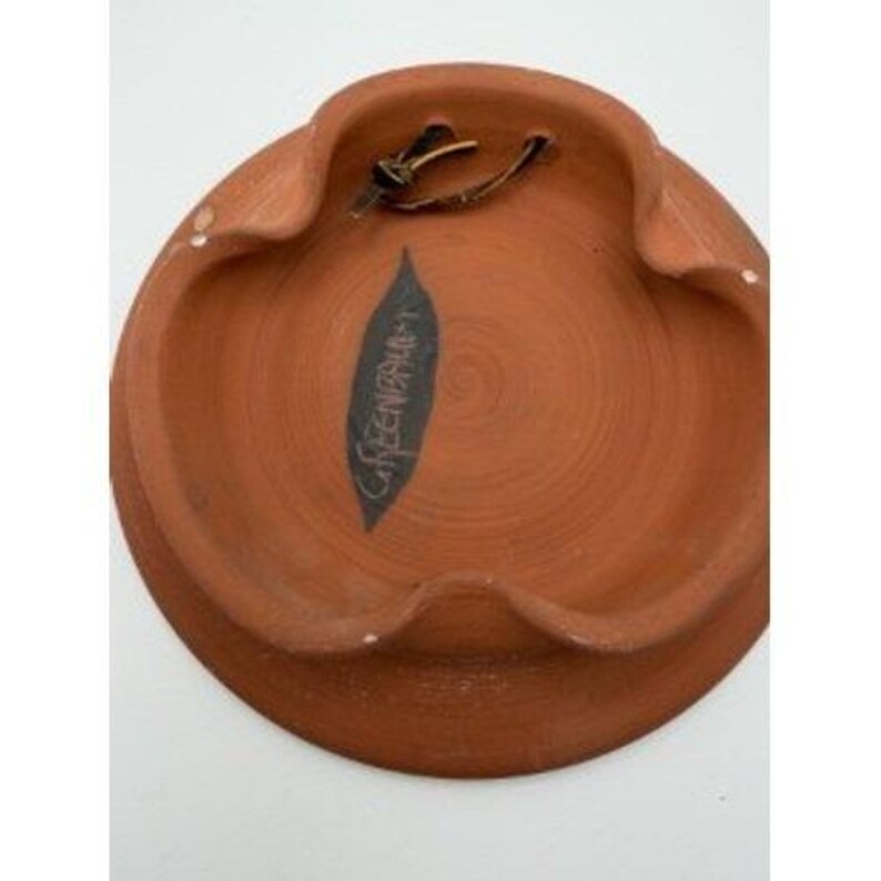 Salvamanteles de cerámica de terracota con diseño abstracto de salpicaduras, estilo vintage de Greenbaum Pottery. imagen 3