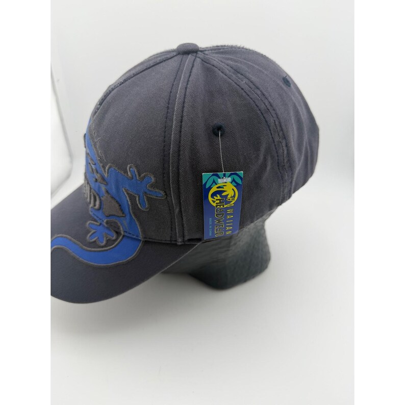 Cappello hawaiano con geco della Big Island, grigio e blu, con bandiera delle Hawaii. immagine 3