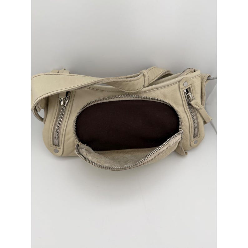 Ruehl Nr. 925 Greenwich St. Baguette-Schultertasche aus cremefarbenem Leder, Vintage-Stil der 2000er Jahre Bild 4