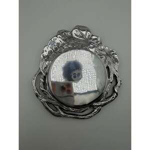 Posavasos de aluminio para botella de vino Arthur Court Vintage 1992 Grapevine, color plata. imagen 3