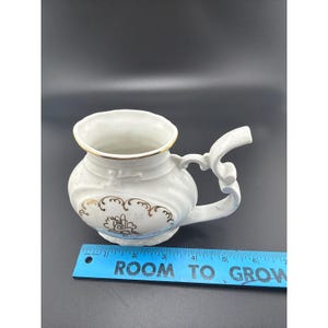Taza de spa de porcelana blanca vintage con forma de bigote y boquilla con motivo de ciervo y filigrana dorada. imagen 5