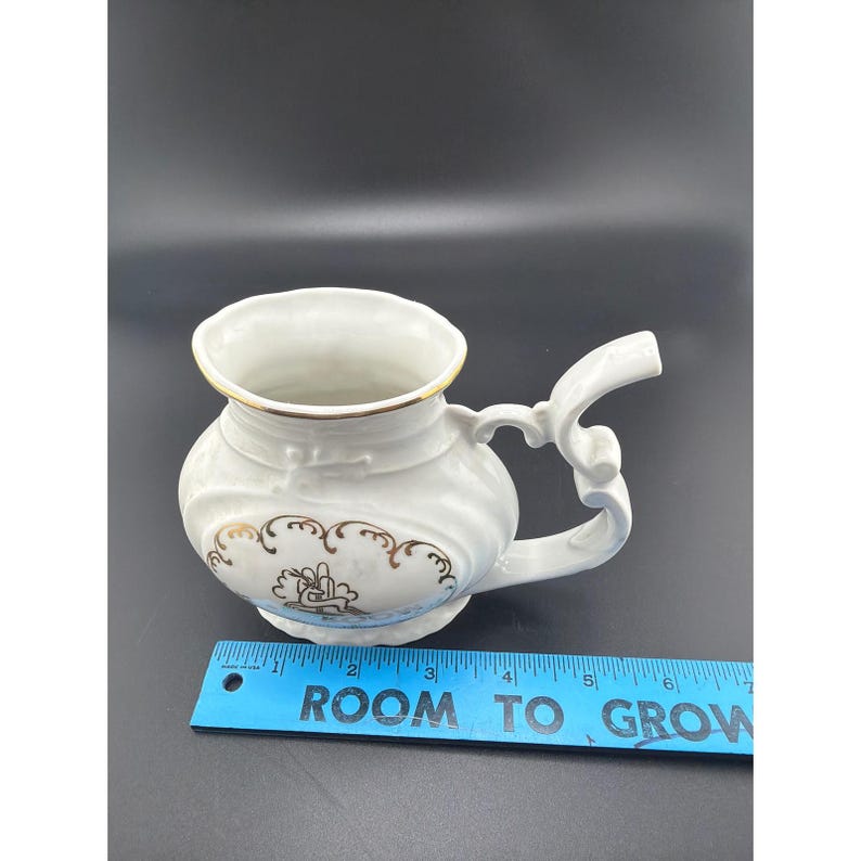 Taza de spa de porcelana blanca vintage con forma de bigote y boquilla con motivo de ciervo y filigrana dorada. imagen 5