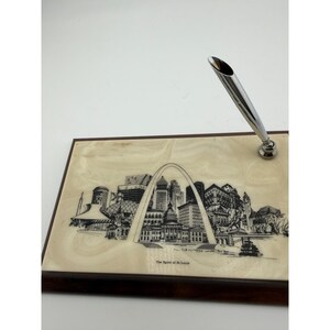 Vintage Schreibtisch-Stifthalter aus Holz mit St. Louis-Gateway-Arch-Skyline-Motiv Bild 2