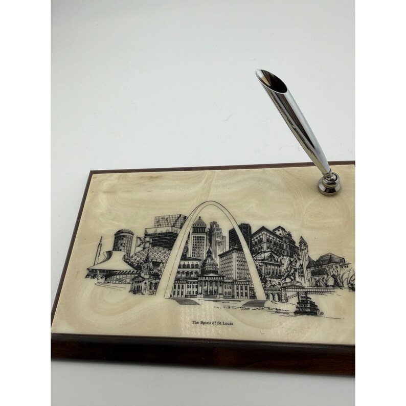 Vintage Schreibtisch-Stifthalter aus Holz mit St. Louis-Gateway-Arch-Skyline-Motiv Bild 2