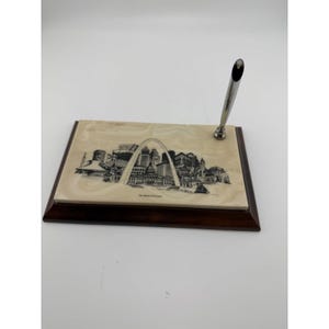 Vintage Schreibtisch-Stifthalter aus Holz mit St. Louis-Gateway-Arch-Skyline-Motiv Bild 1