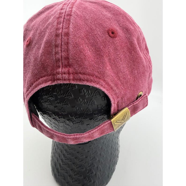 Gorra Waldeal Pickleball color granate lavada, bordada y ajustable. imagen 3