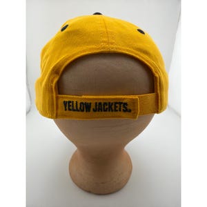 Gorra ajustable con el logo GT de los Georgia Tech Yellow Jackets en color dorado y azul marino. imagen 3