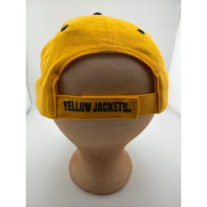 Gorra ajustable con el logo GT de los Georgia Tech Yellow Jackets en color dorado y azul marino. imagen 3