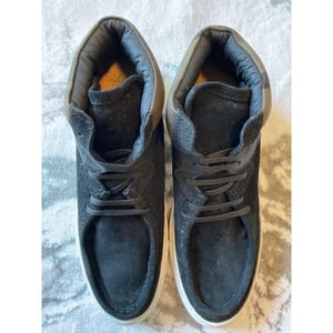 Tênis casual Stussy de cano médio em camurça preta com cadarço, tamanho masculino 9. imagem 1