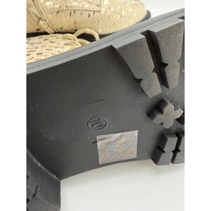 Stivali da combattimento da donna Tinstree, beige, oro metallizzato, con lacci e cerniera laterale, taglia 10. immagine 6