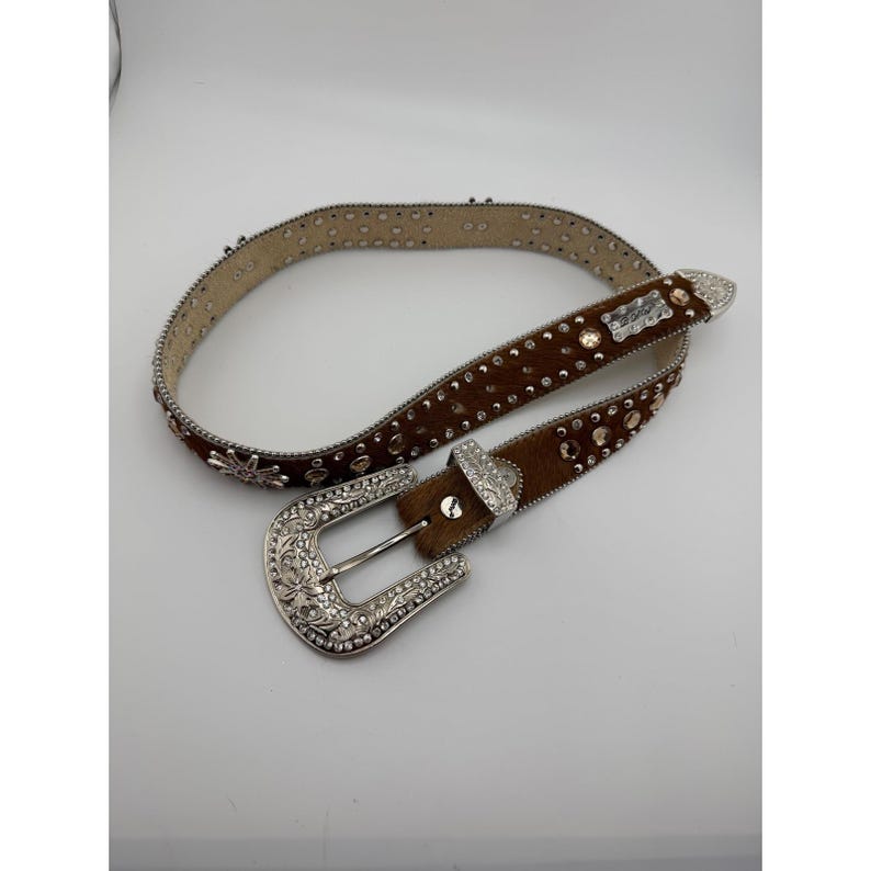 Cinturón vaquero BB Simon Brown con pelo sobre piel y cristales Swarovski, hebilla plateada. imagen 1