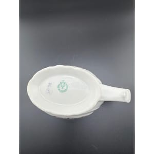 Taza de spa de porcelana blanca vintage con forma de bigote y boquilla con motivo de ciervo y filigrana dorada. imagen 4