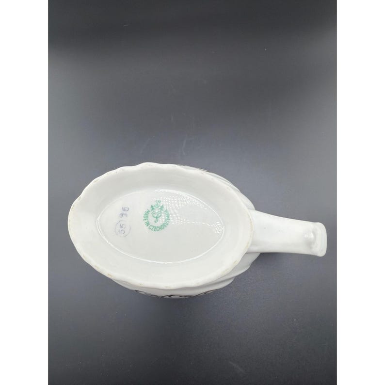 Taza de spa de porcelana blanca vintage con forma de bigote y boquilla con motivo de ciervo y filigrana dorada. imagen 4