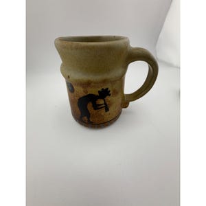 Taza de cerámica del estudio Kokopelli, de gres del suroeste, con diseño de flautista. imagen 2