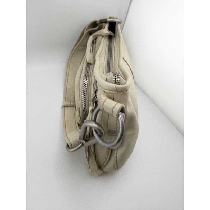 Ruehl Nr. 925 Greenwich St. Baguette-Schultertasche aus cremefarbenem Leder, Vintage-Stil der 2000er Jahre Bild 5