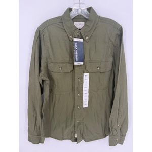Camisa de manga larga con botones color verde oliva para hombre de Lucky Brand, talla pequeña. imagen 1